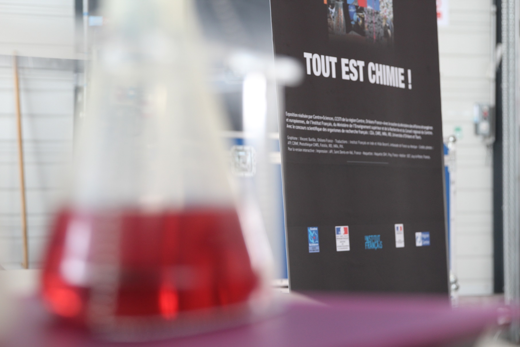 L'exposition "Tout est chimie" est accessible les mercredis, samedis et dimanches après-midi, du 4 octobre au 2 novembre 2025, sur l'Espace technologique de l'Andra du centre Meuse/Haute-Marne.
