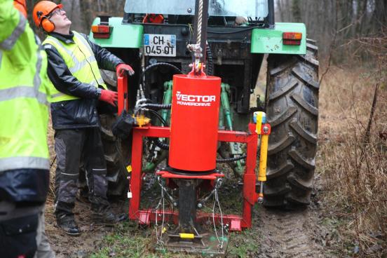 En tombant, cette lourde masse posée à l'arrière d'un tracteur, génère une onde sismique qui est captée par les géophones.